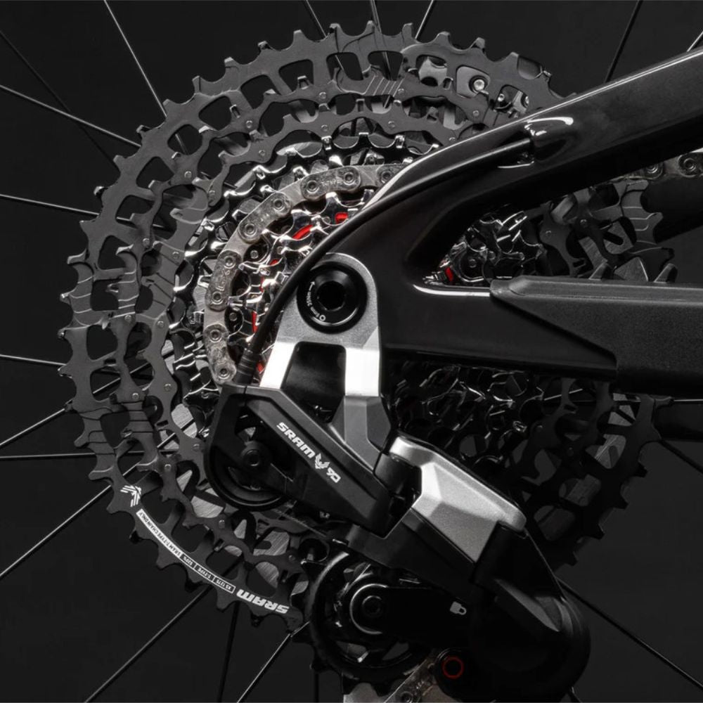 Detalle de la transmisión y el cambio trasero de una bicicleta Santa Cruz Bullit C MX negra.