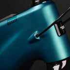 Detalle del cuadro turquesa de una bicicleta Santa Cruz Bullit C MX con guiado de cable frontal.