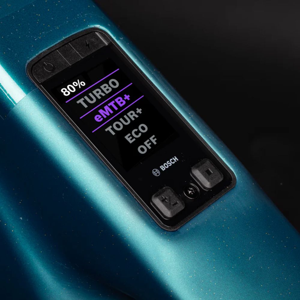 Pantalla Bosch integrada en el cuadro turquesa de una bicicleta Santa Cruz Bullit C MX.