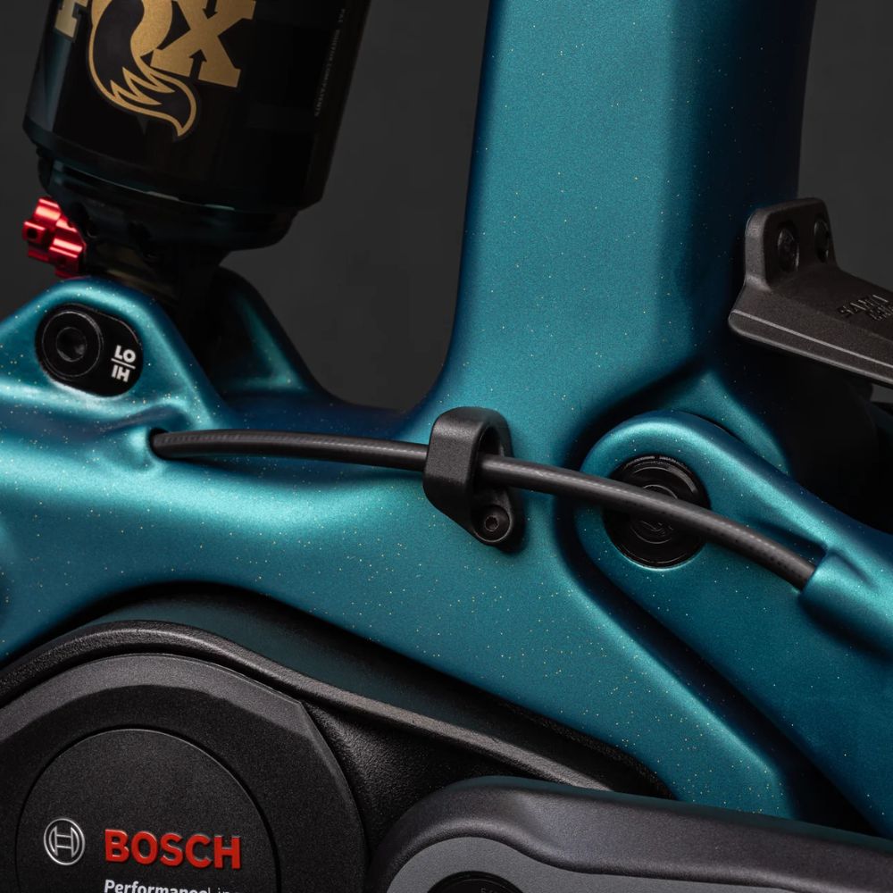 Detalle del pivote de suspensión y motor Bosch en una bicicleta Santa Cruz Bullit C MX turquesa.