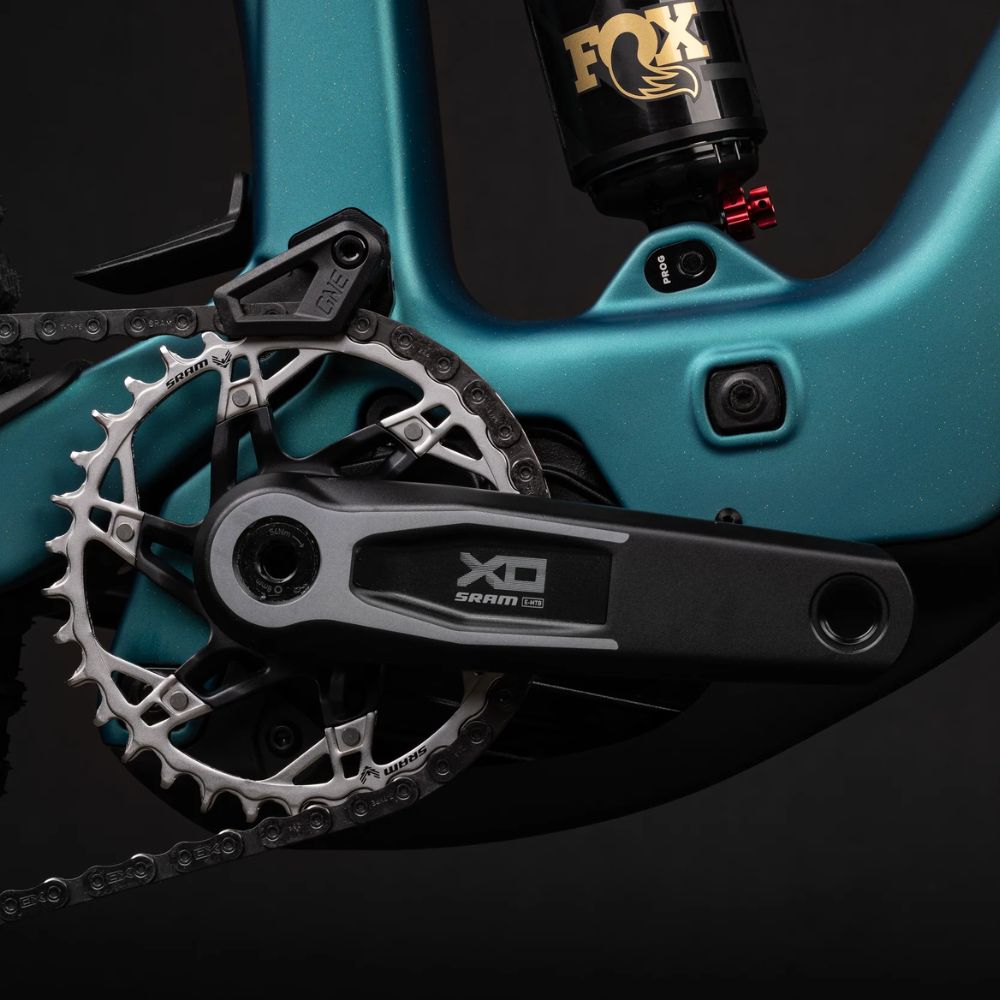 Detalle de la biela SRAM X0 y el plato en la Santa Cruz Bullit CC MX Kit X0 AXS RSV turquesa.