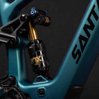 Detalle del amortiguador trasero Fox en la Santa Cruz Bullit CC MX Kit X0 AXS RSV turquesa.