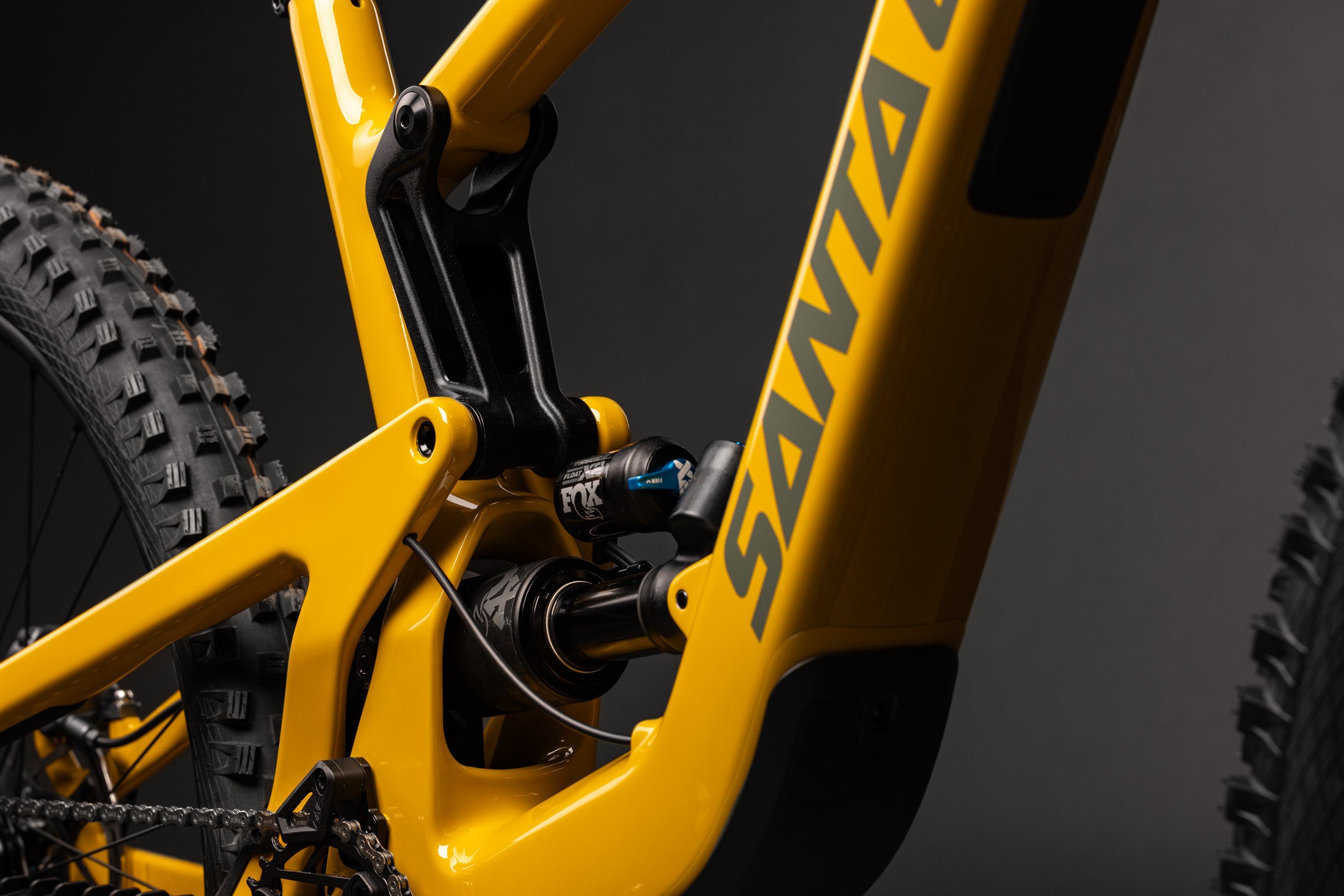 Detalle del amortiguador trasero dentro del cuadro amarillo Santa Cruz Heckler SL.