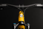 Vista frontal del manubrio y dirección amarilla de la bicicleta Santa Cruz Heckler SL.
