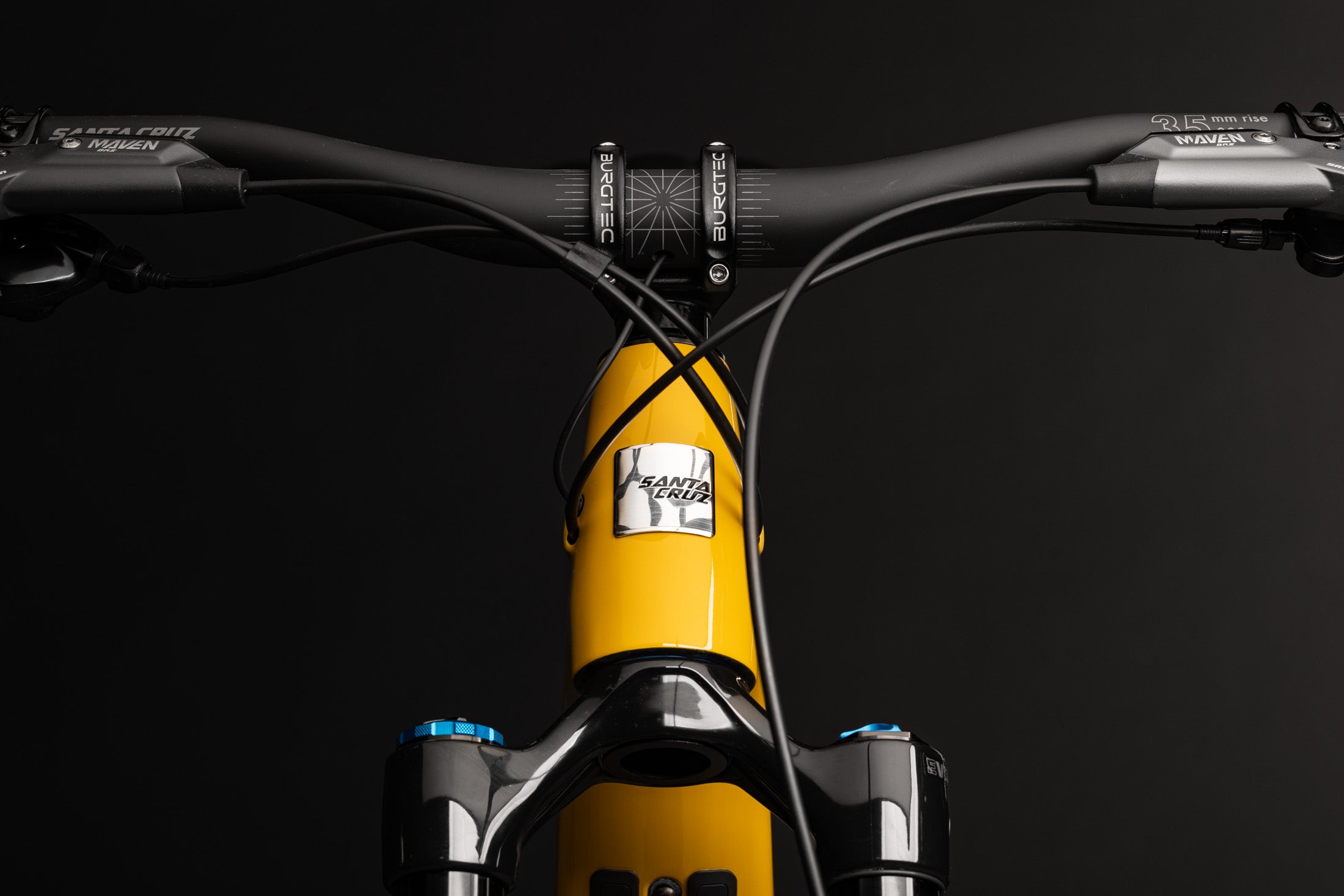 Vista frontal del manubrio y dirección amarilla de la bicicleta Santa Cruz Heckler SL.