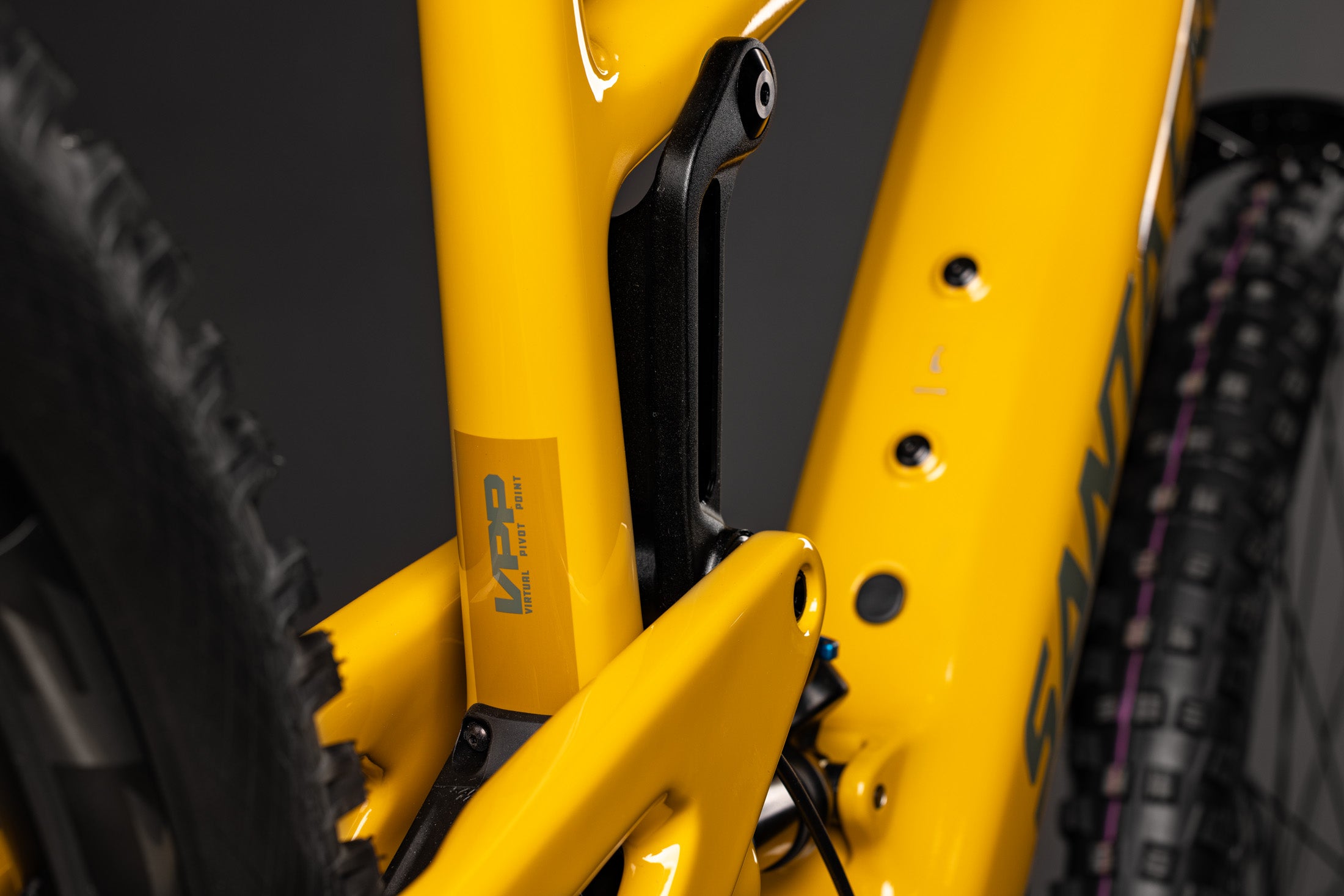 Detalle del pivote de suspensión y tubos amarillos de la bicicleta Santa Cruz Heckler SL.