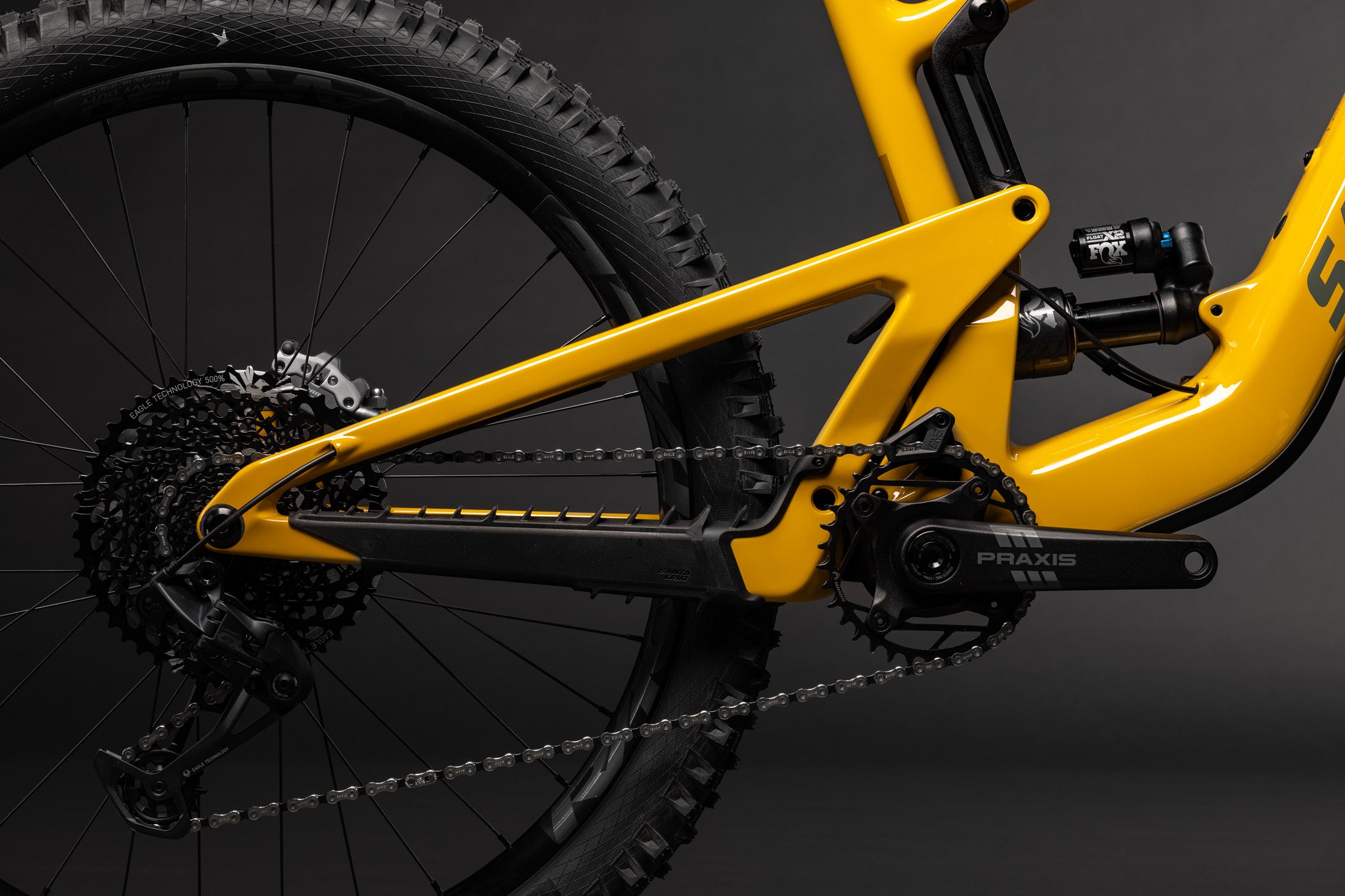 Detalle de la transmisión y rueda trasera de la bicicleta Santa Cruz Heckler SL amarilla.
