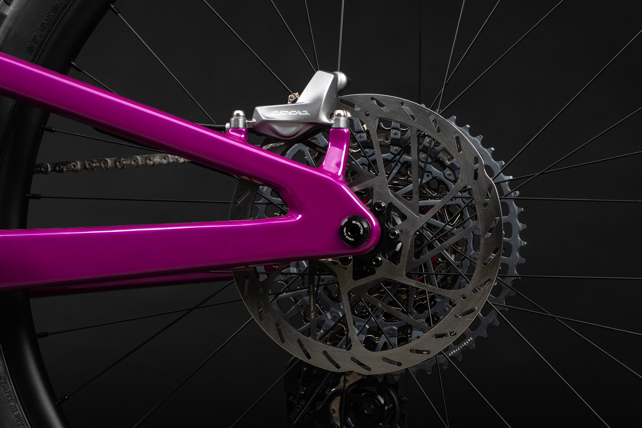 Detalle del freno de disco trasero de la Santa Cruz Heckler SL C Kit Stout magenta.