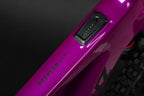 Detalle del indicador de batería en el cuadro de la Santa Cruz Heckler SL C Kit Stout magenta.
