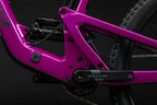 Detalle de la suspensión trasera y bielas de la Santa Cruz Heckler SL C Kit Stout magenta.