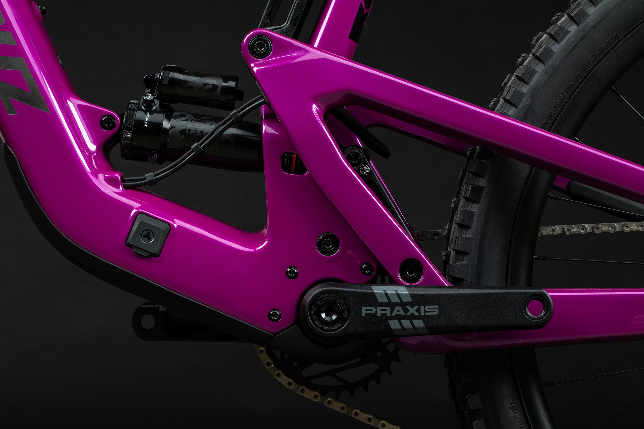 Detalle de la suspensión trasera y bielas de la Santa Cruz Heckler SL C Kit Stout magenta.