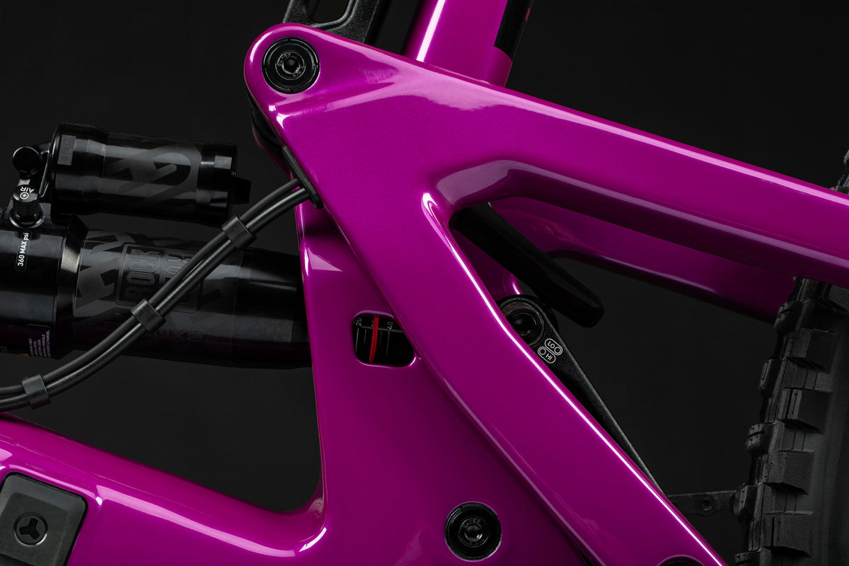 Detalle del enlace de suspensión trasera de la Santa Cruz Heckler SL C Kit Stout magenta.