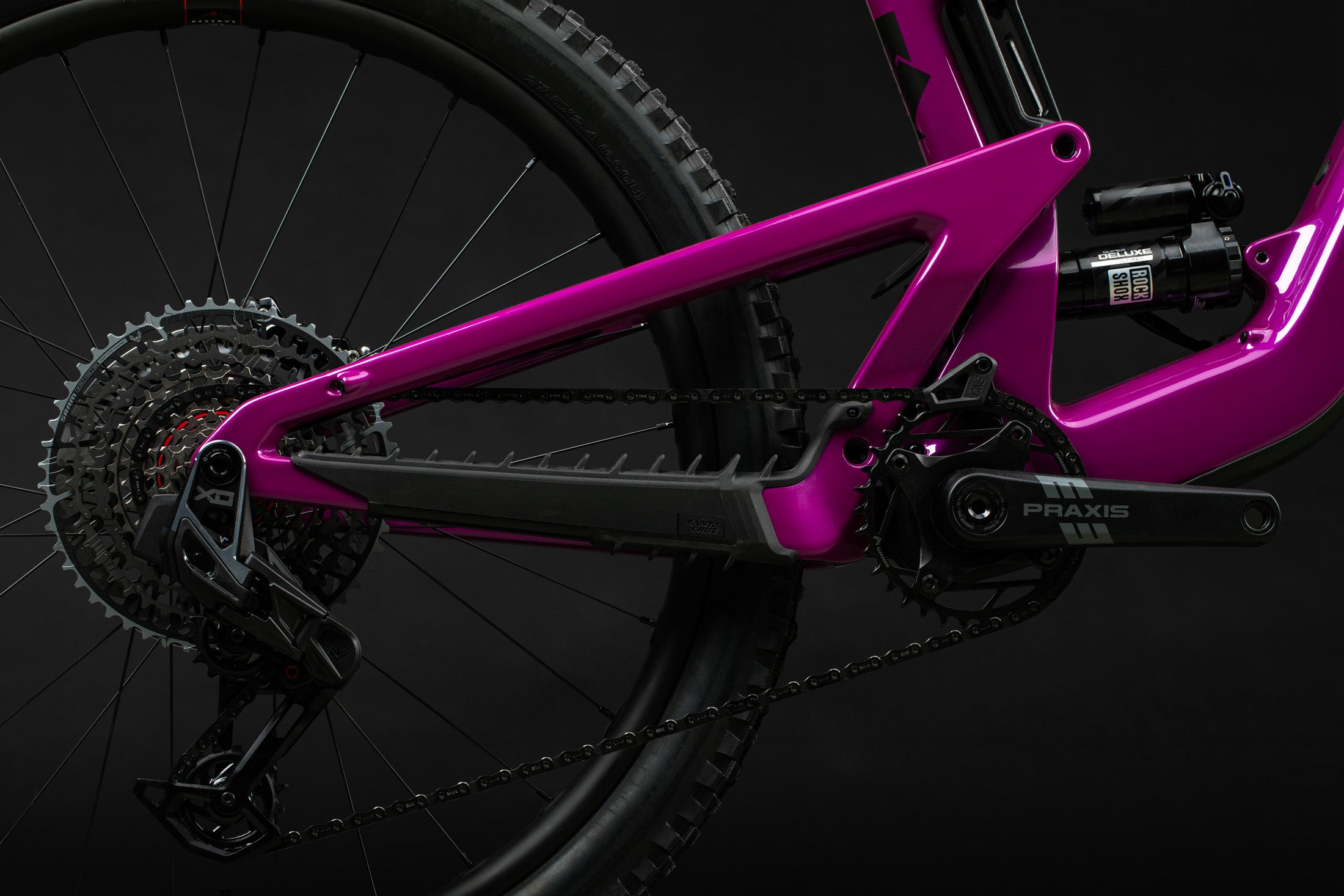 Detalle de la transmisión y suspensión trasera de la Santa Cruz Heckler SL C Kit Stout magenta.