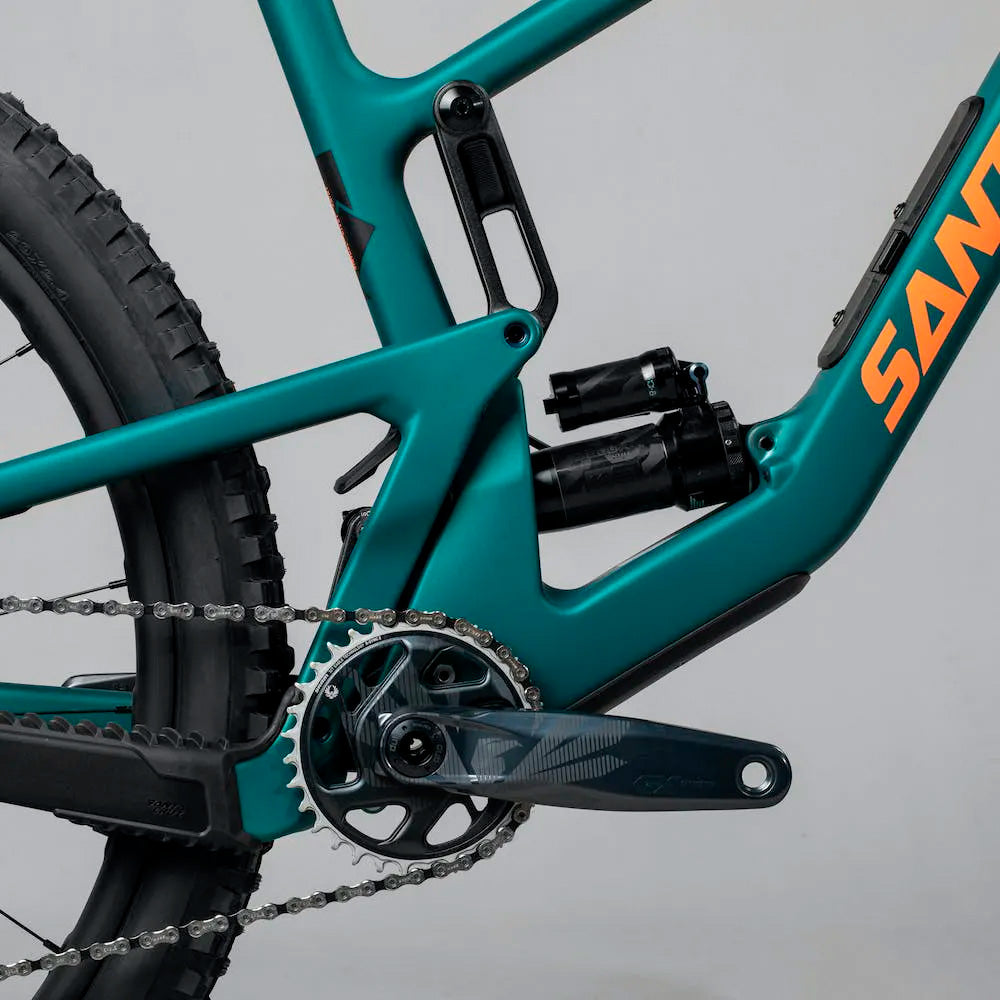 Detalle del amortiguador trasero y transmisión de la Santa Cruz Hightower V3 C Kit GX AXS verde.