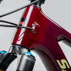 Detalle del cabezal rojo y la horquilla de la bicicleta Santa Cruz Hightower V3 C Kit GX AXS.