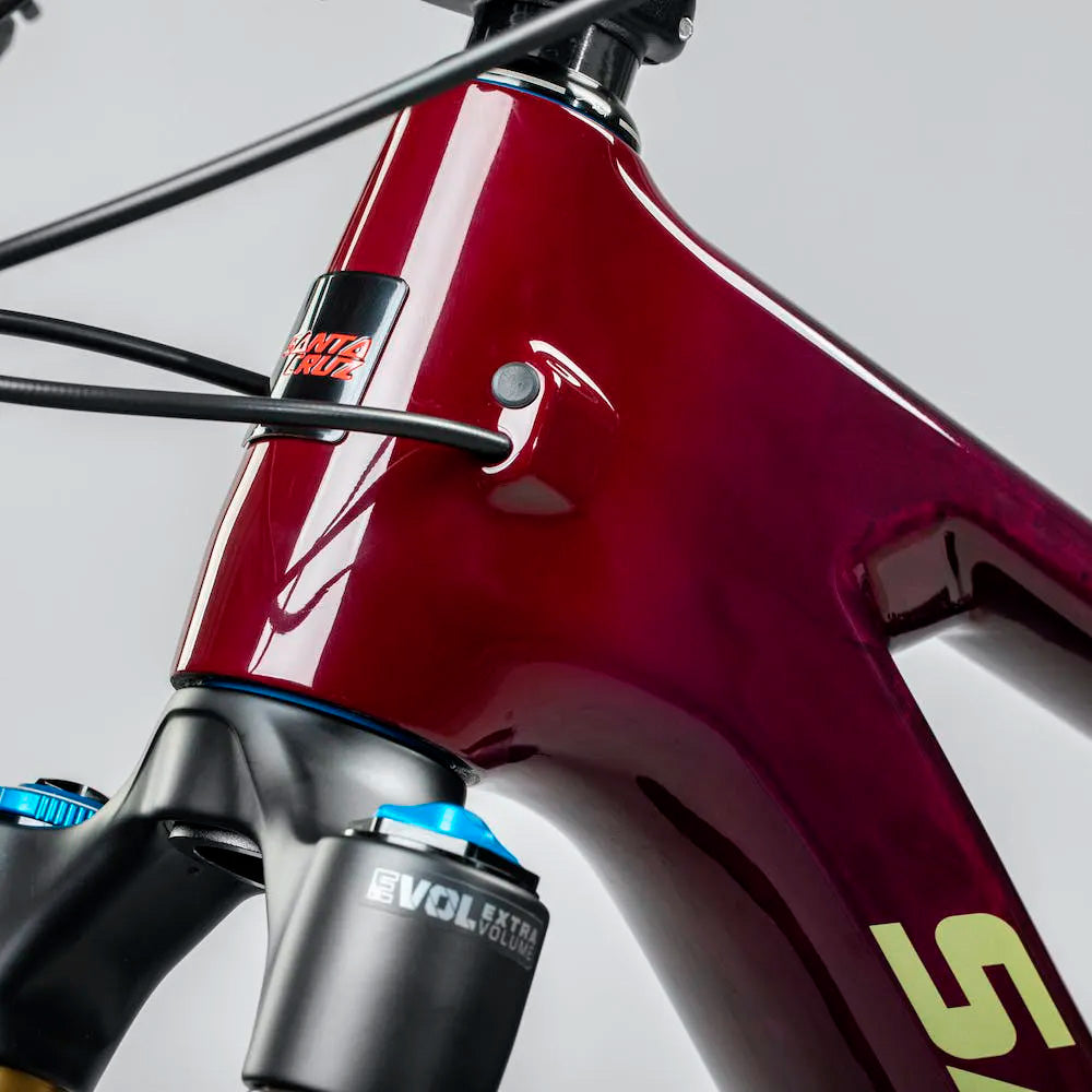 Detalle del cabezal rojo y la horquilla de la bicicleta Santa Cruz Hightower V3 C Kit GX AXS.