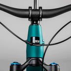 Detalle frontal del cabezal verde y manubrio de la bicicleta Santa Cruz Hightower V3 C Kit GX AXS.