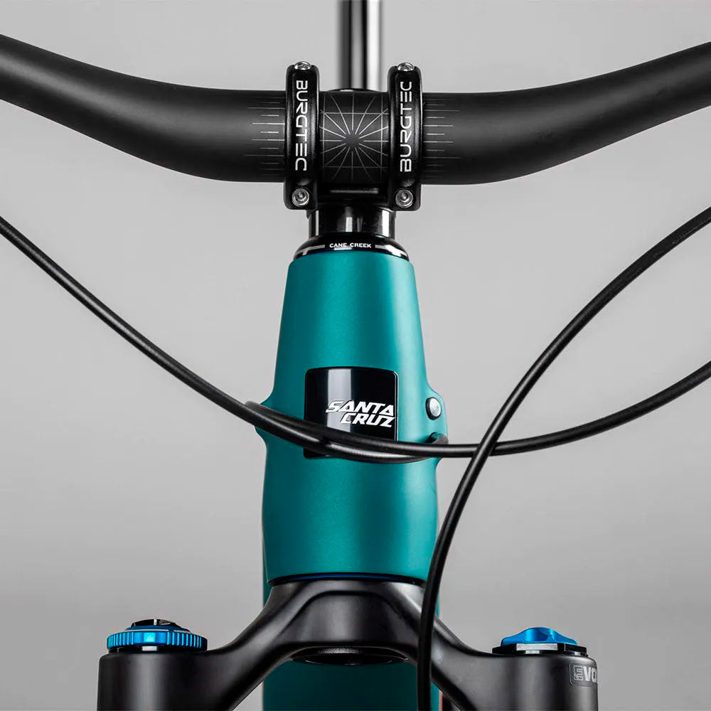Detalle frontal del cabezal verde y manubrio de la bicicleta Santa Cruz Hightower V3 C Kit GX AXS.