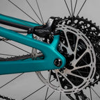 Detalle del freno de disco trasero y cassette de la Santa Cruz Hightower V3 C Kit GX AXS verde.