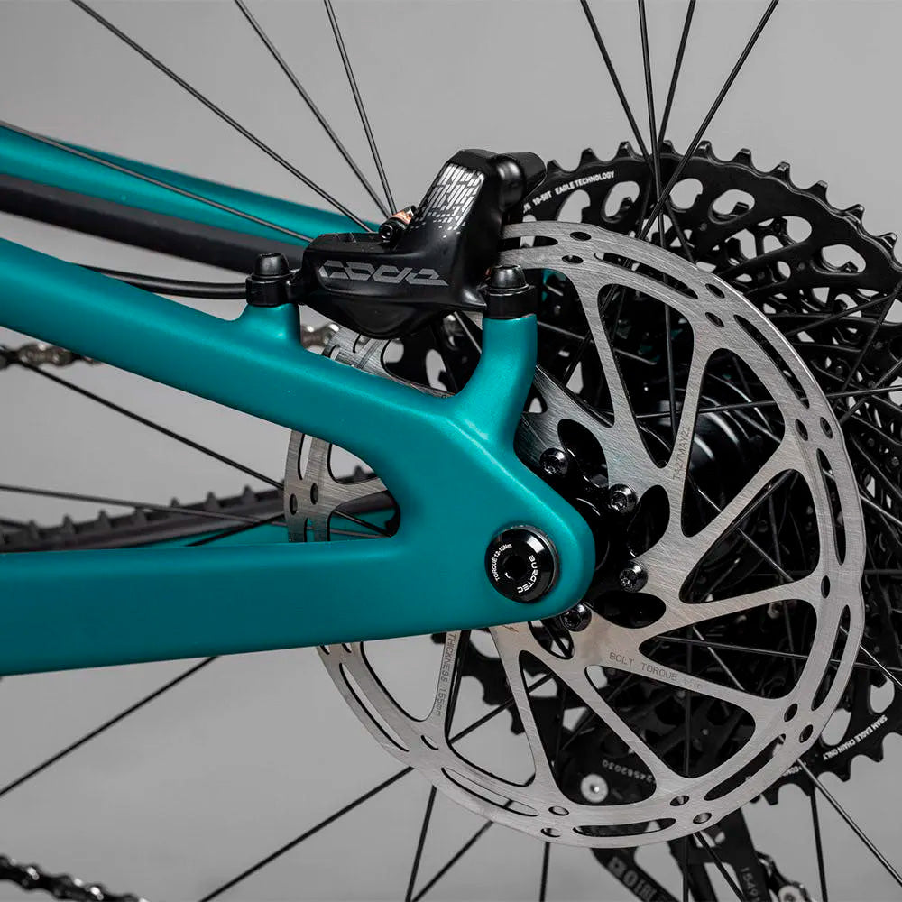 Detalle del freno de disco trasero y cassette de la Santa Cruz Hightower V3 C Kit GX AXS verde.