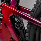 Detalle del sistema de suspensión VPP rojo de la bicicleta Santa Cruz Hightower V3 C Kit GX AXS.