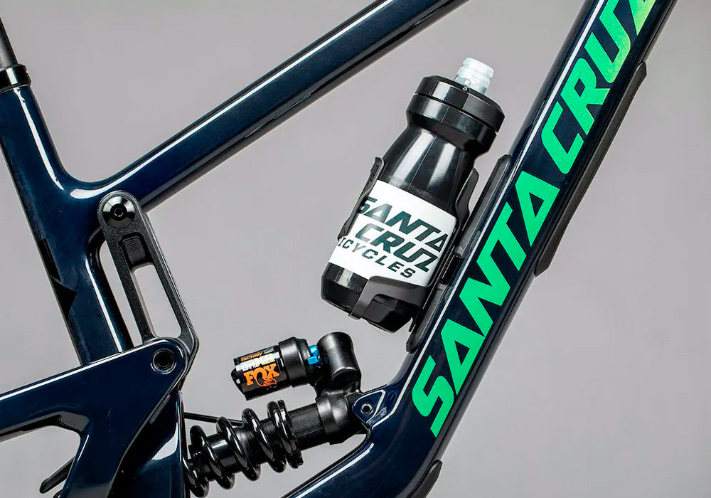 Detalle de botella, amortiguador y cuadro azul oscuro de la bicicleta Santa Cruz Megatower.