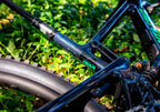 Detalle del tubo superior azul oscuro y suspensión de una bicicleta Santa Cruz Megatower.