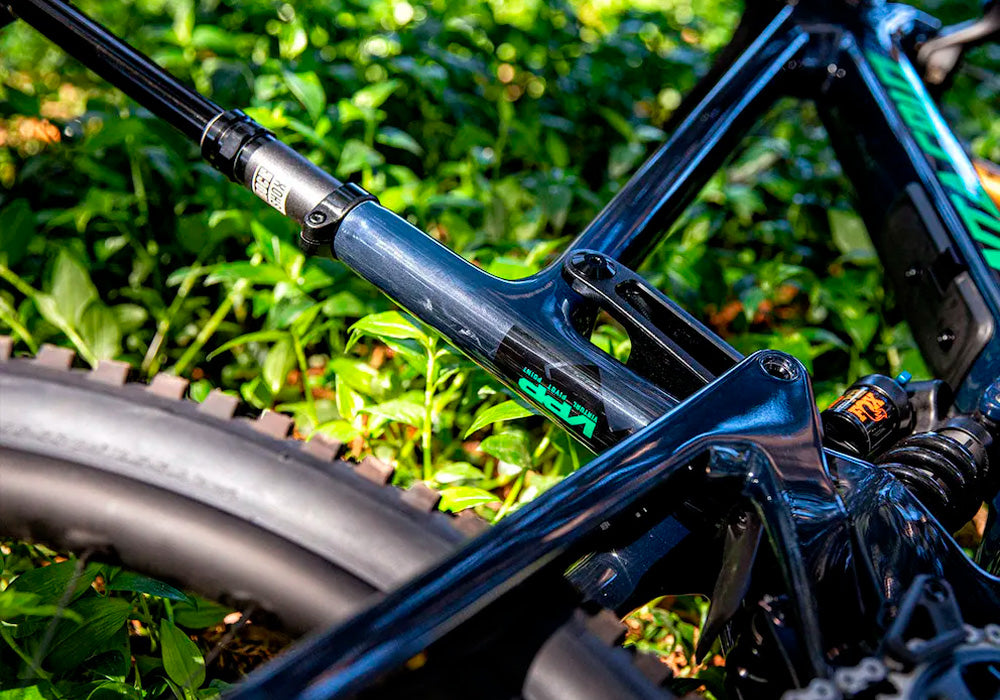 Detalle del tubo superior azul oscuro y suspensión de una bicicleta Santa Cruz Megatower.