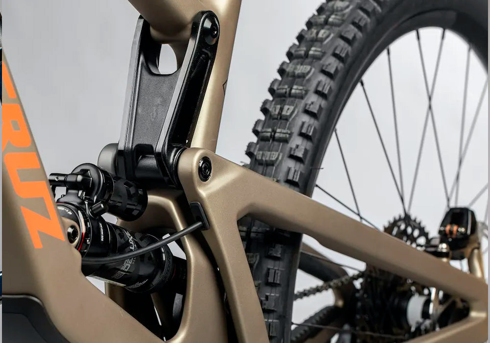 Detalle de la suspensión trasera de la bicicleta Santa Cruz Megatower C Kit T-Type 90 color arena.