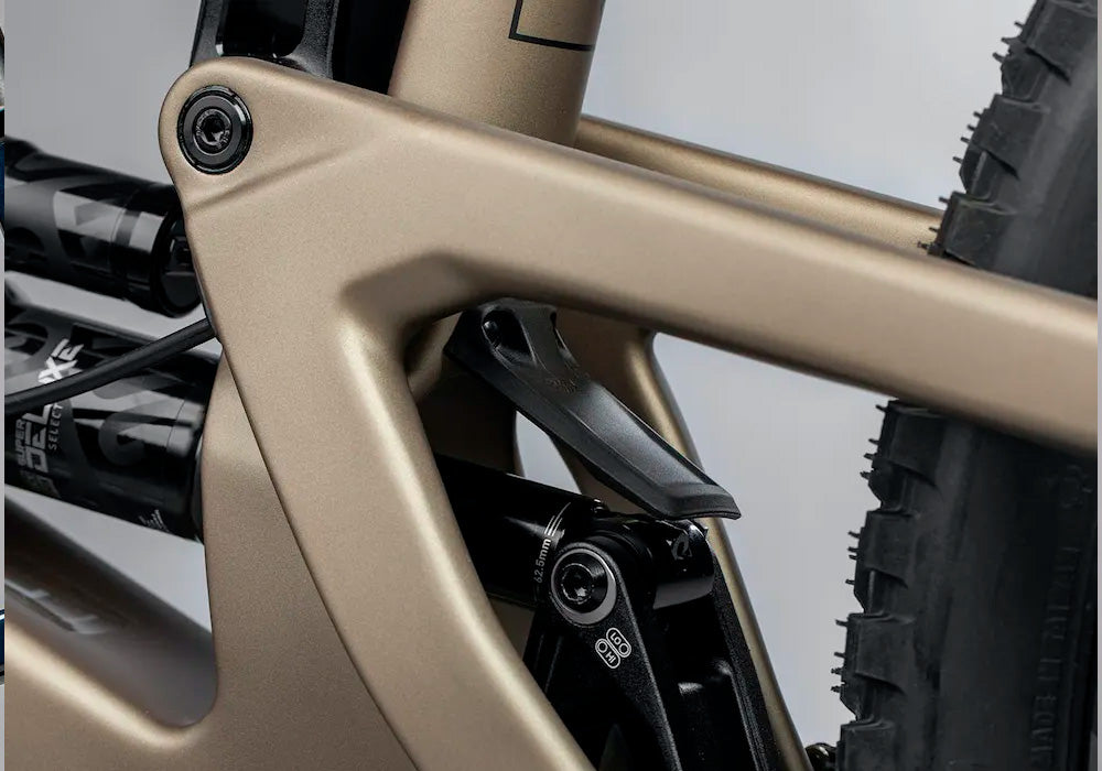 Detalle del sistema de suspensión VPP de la bicicleta Santa Cruz Megatower C Kit T-Type 90 color arena.