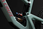 Detalle del amortiguador trasero y suspensión del cuadro verde menta Santa Cruz Nomad V6.