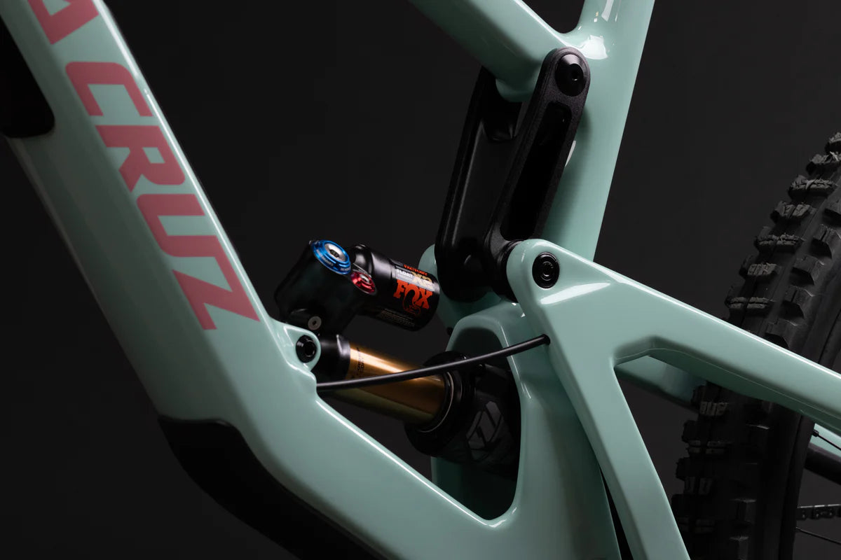 Detalle del amortiguador trasero y suspensión del cuadro verde menta Santa Cruz Nomad V6.