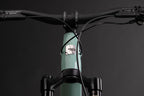 Vista frontal del manubrio, dirección y cuadro verde menta de la Santa Cruz Nomad V6.