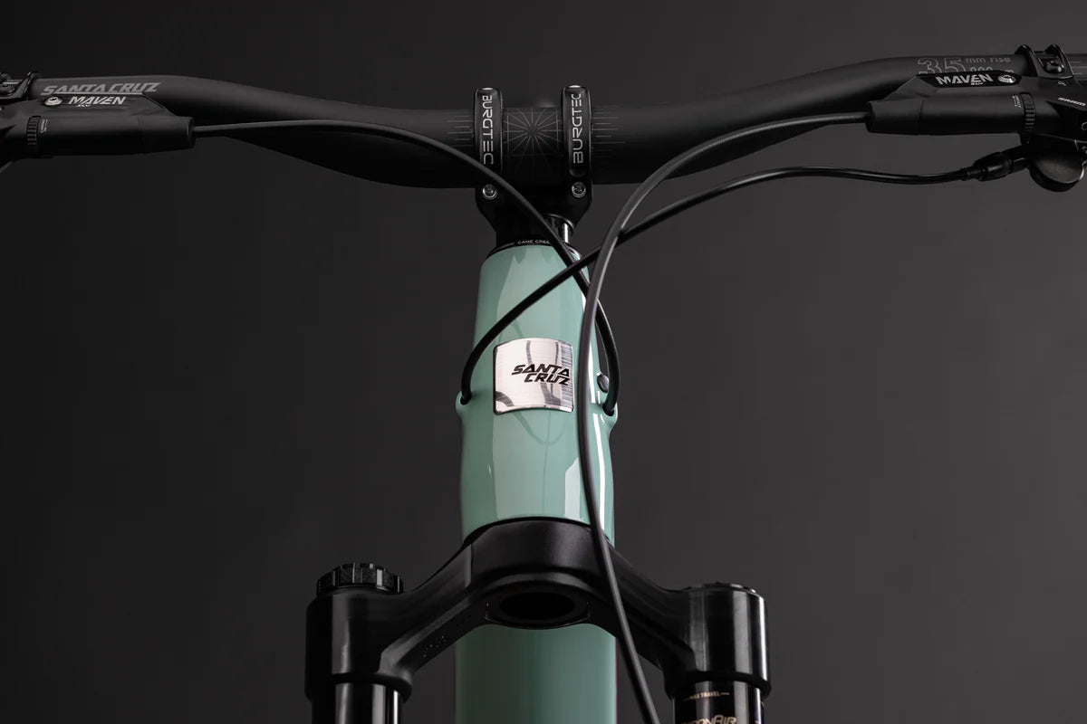 Vista frontal del manubrio, dirección y cuadro verde menta de la Santa Cruz Nomad V6.