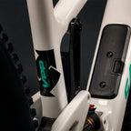 Detalle del pivote y compartimento en el cuadro blanco de la bicicleta Santa Cruz Tallboy.