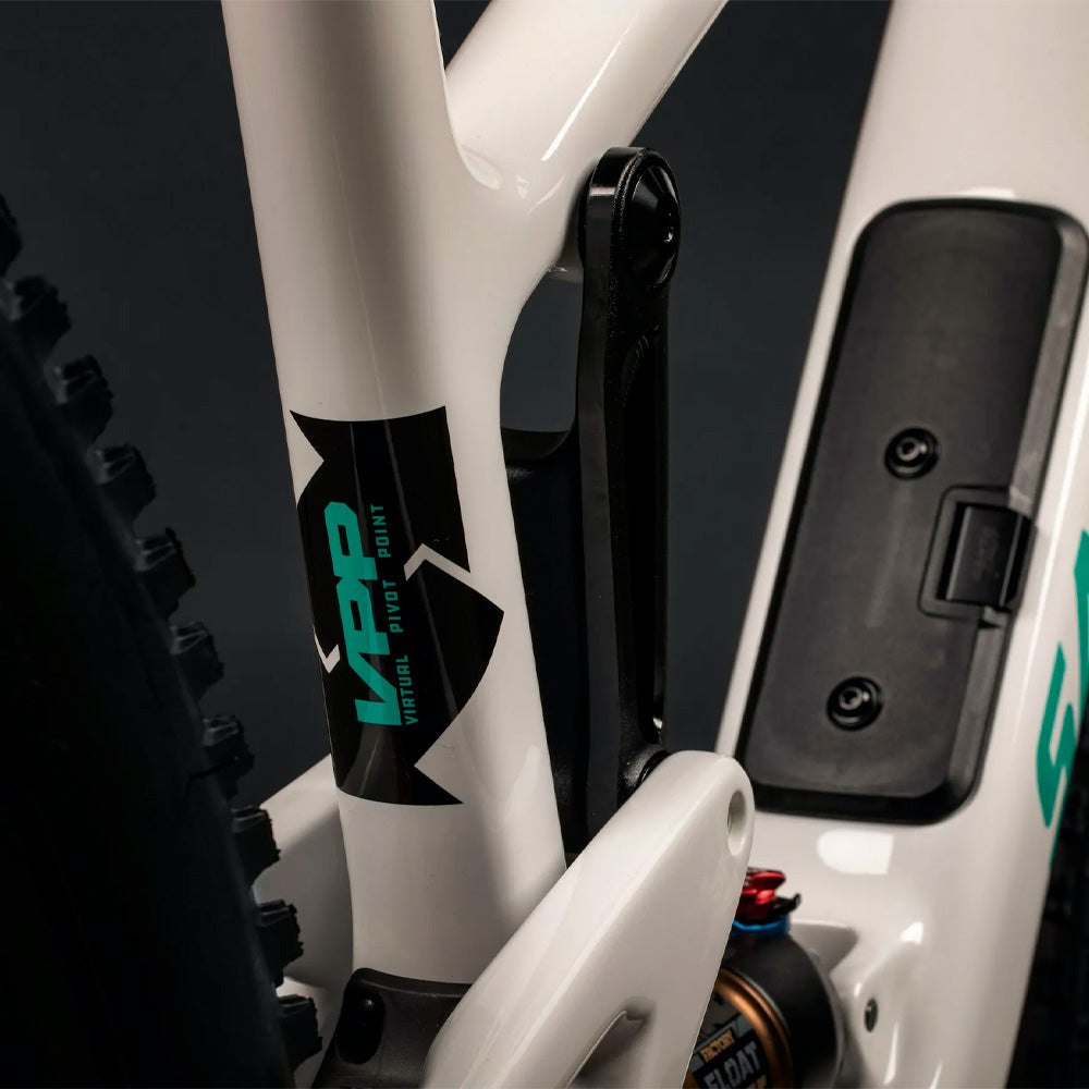 Detalle del pivote y compartimento en el cuadro blanco de la bicicleta Santa Cruz Tallboy.