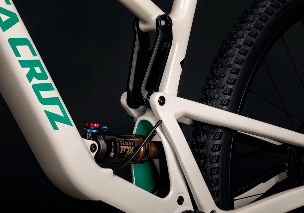 Detalle del amortiguador y sistema de suspensión del cuadro blanco Santa Cruz Tallboy.