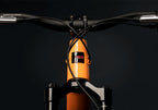 Vista frontal del manubrio y dirección naranja de la bicicleta Santa Cruz Tallboy.