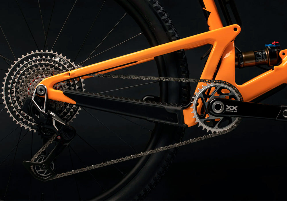 Detalle de la transmisión y vaina naranja de una bicicleta Santa Cruz Tallboy.
