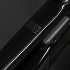 Detalle del logotipo V10 sobre el cuadro negro de la Santa Cruz V10 CC MX Kit X01.