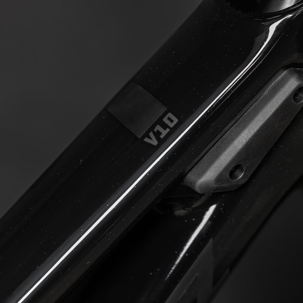 Detalle del logotipo V10 sobre el cuadro negro de la Santa Cruz V10 CC MX Kit X01.