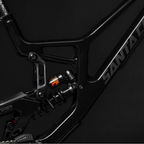 Segunda vista del amortiguador trasero y bieleta de la Santa Cruz V10 CC MX Kit X01 negra.