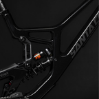 Detalle del amortiguador trasero y bieleta de la Santa Cruz V10 CC MX Kit X01 negra.