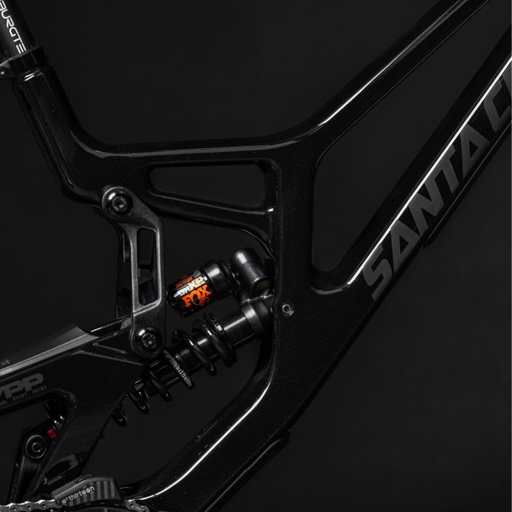 Detalle del amortiguador trasero y bieleta de la Santa Cruz V10 CC MX Kit X01 negra.