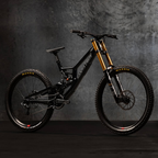 Bicicleta Santa Cruz V10 CC MX Kit X01 negra en vista frontal de tres cuartos.