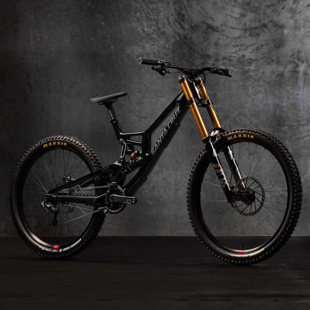 Bicicleta Santa Cruz V10 CC MX Kit X01 negra en vista frontal de tres cuartos.