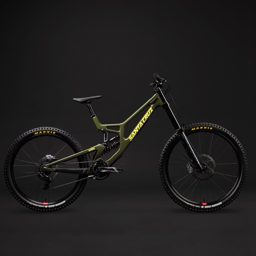 Bicicleta Santa Cruz V10 verde oliva vista de lado sobre fondo oscuro de estudio.