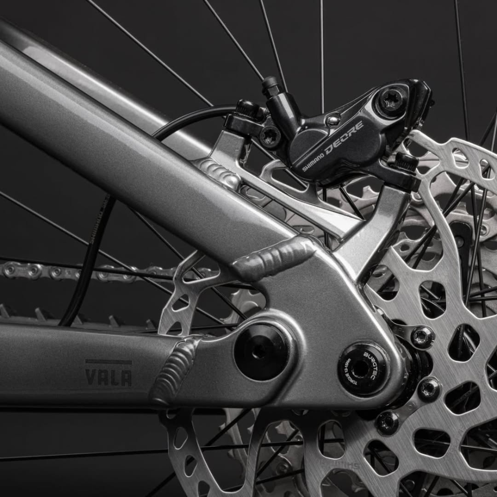 Detalle del freno trasero Shimano Deore y pivote de la Santa Cruz Vala AL MX Kit Deore gris.