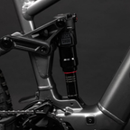 Detalle del amortiguador RockShox y bieleta trasera de la Santa Cruz Vala AL MX Kit Deore gris.