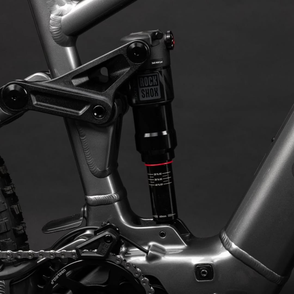 Detalle del amortiguador RockShox y bieleta trasera de la Santa Cruz Vala AL MX Kit Deore gris.